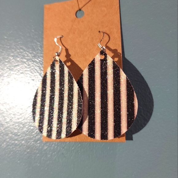 Teardrop Shaped handmade earrings - Black and white stripe with shimmery glitter - Picture 6 of 6